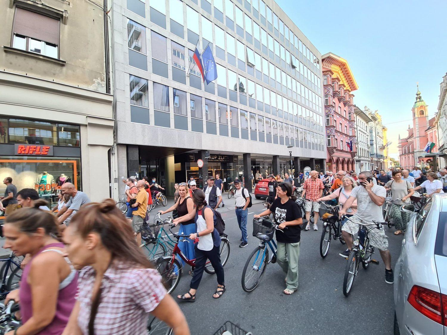 V ospredju protestov v Ljubljani oskrba okuženih starostnikov