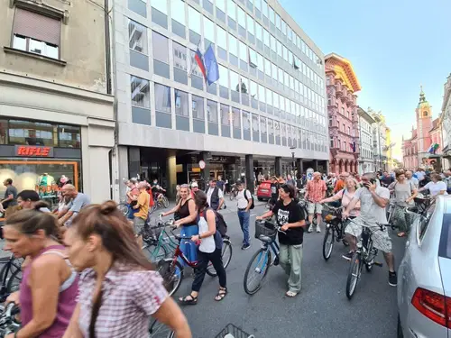V ospredju protestov v Ljubljani oskrba okuženih starostnikov