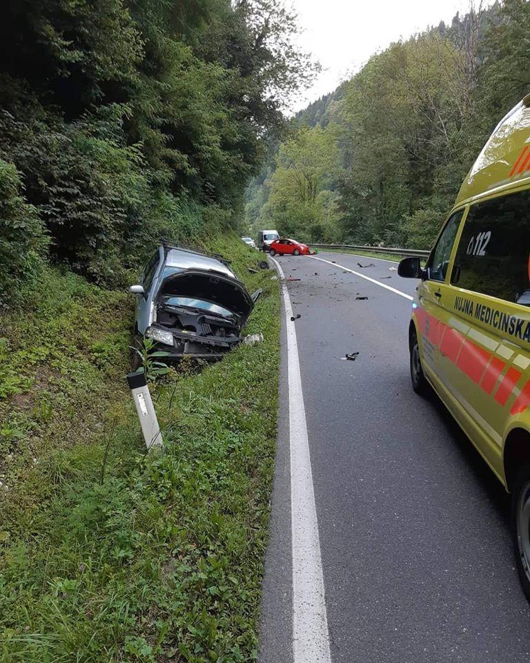 V prometni nesreči v Podvelki dve osebi poškodovani