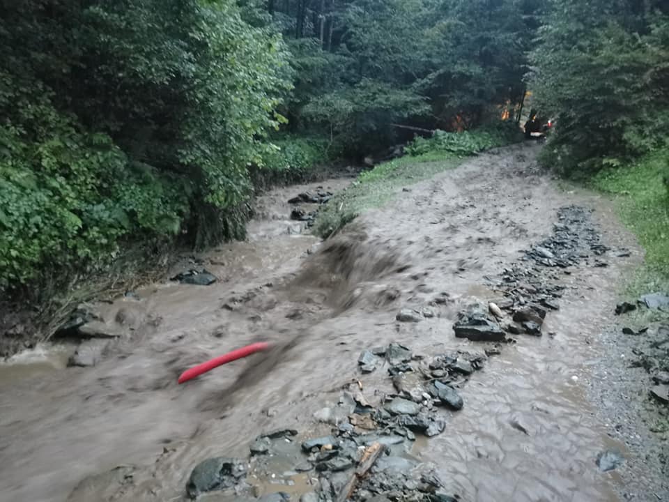 Meteorna voda zalivala kleti in ceste, močan veter razkrival strehe. Na Muti 70 odjemalcev ostalo brez elektrike