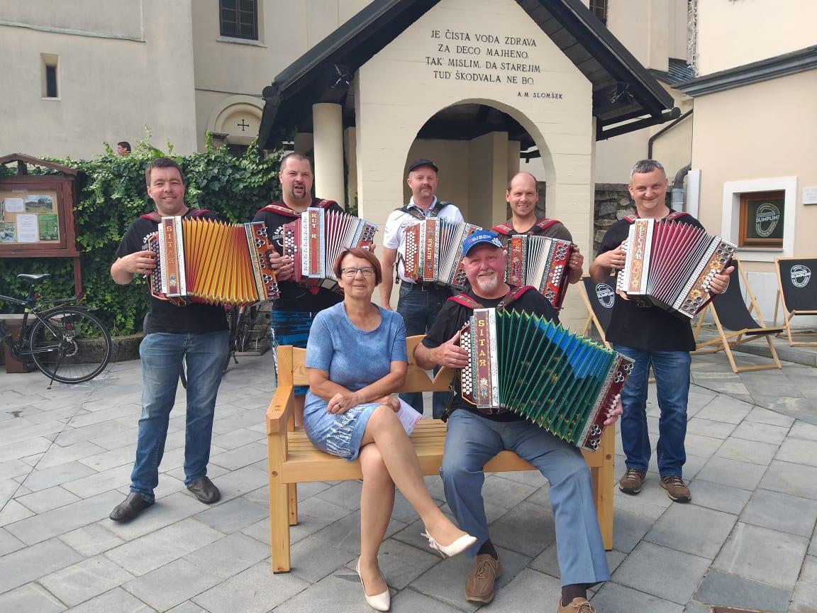 V Črni na Koroškem bi moral v teh dneh potekati že tradicionalni Koroški turistični teden, ki pa je bil, tako kot številne druge prireditvi, zaradi covida-19 odpovedan. Vendar je bilo v središču vasi včeraj vseeno živahno. Obiskovalci so lahko prisluhnili Milanu Kamniku in Črnjanskim harmonikašem. Črna pa je od zdaj naprej bogatejša tudi za nov kozmetični salon.