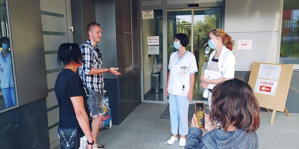 22-letnik z zbranimi sličicami razveselil najmlajše v slovenjgraški bolnici