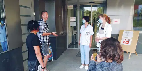 22-letnik z zbranimi sličicami razveselil najmlajše v slovenjgraški bolnici
