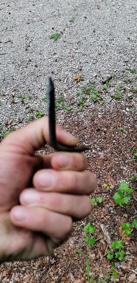 Policija išče neznanca, ki je na poti na Uršljo goro nevarno nastavil žeblje