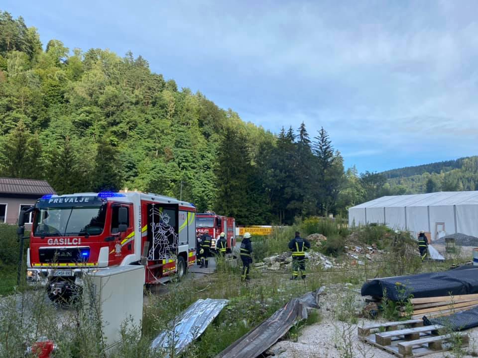 Na Prevaljah zagorelo na avto odpadu, na Muti sršeni ogrožali stanovalce