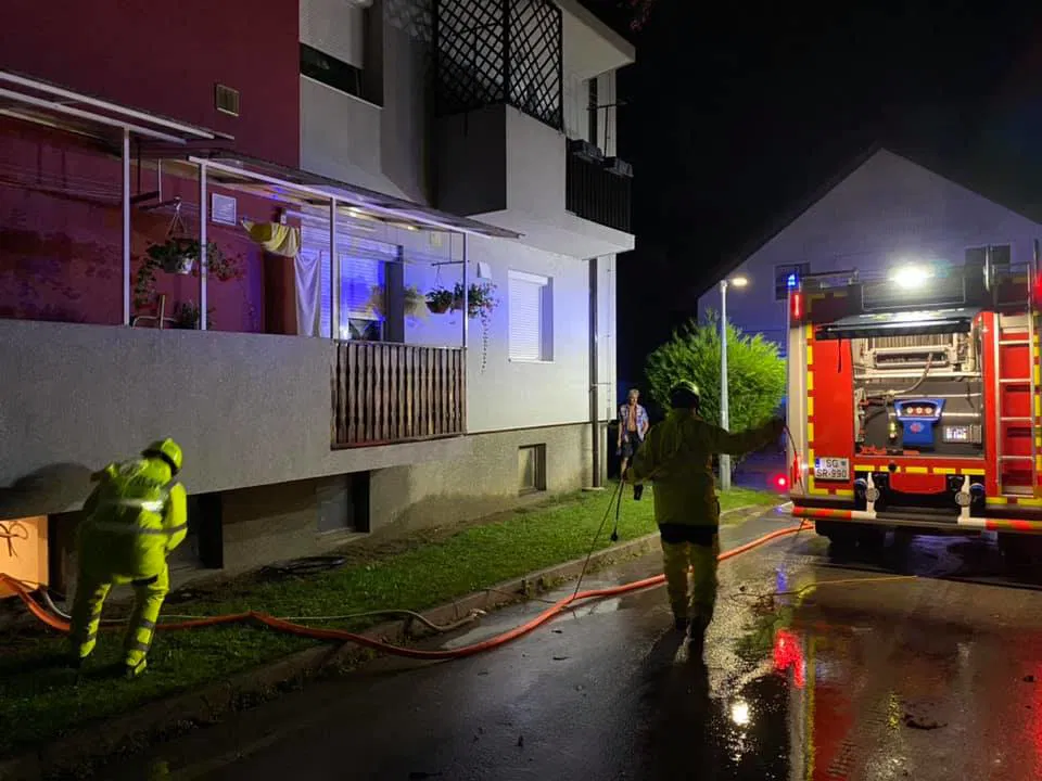 Močnejše nevihte povzročale nevšečnosti tudi na Prevaljah in Ravnah