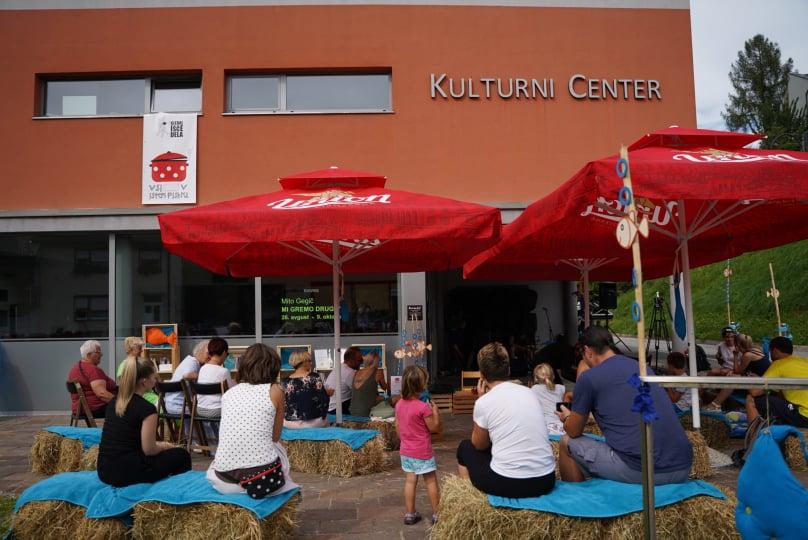 Danes druženje ob dobri kavi, pogovoru in knjigah v KC Ravne