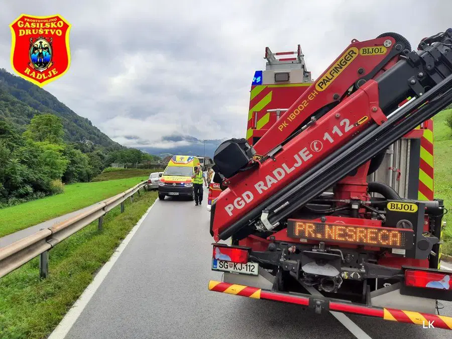 Z vozilom zapeljal s cestišča  in se poškodoval