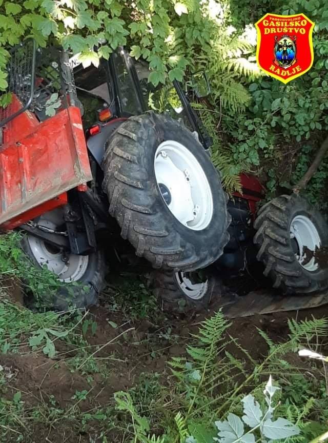 S traktorjem pristal v potoku in se poškodoval