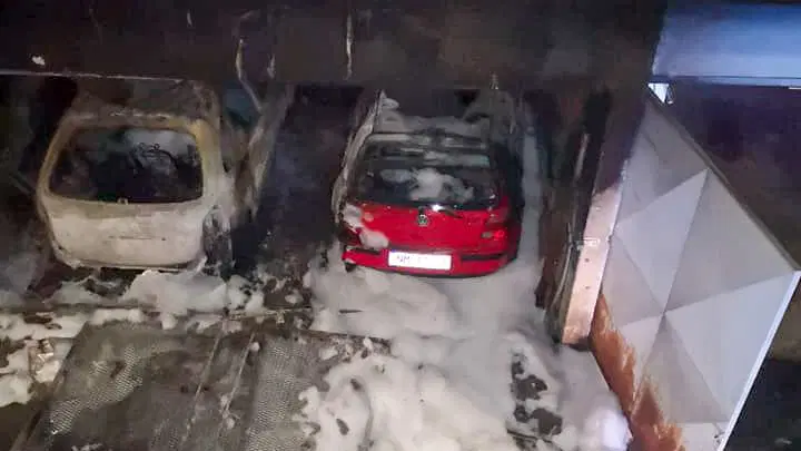 V Velenju gorelo več vozil, evakuirali 30 oseb