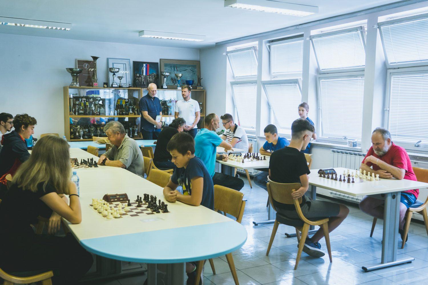 Predsednik Šahovske zveze Slovenije dr. Milan Brglez častni gost turnirja na Ravnah