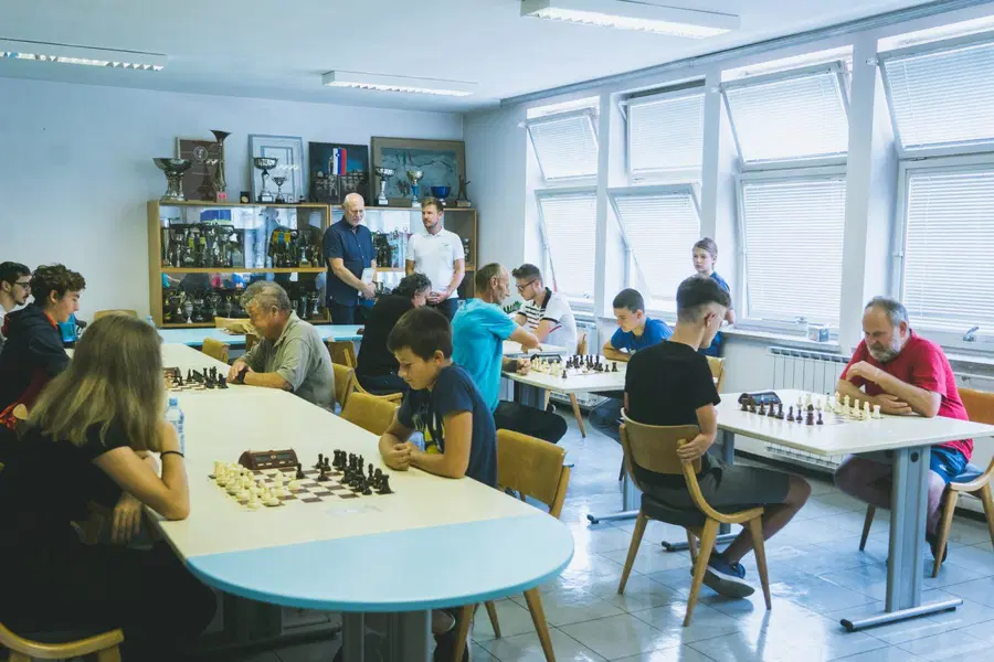 Predsednik Šahovske zveze Slovenije dr. Milan Brglez častni gost turnirja na Ravnah