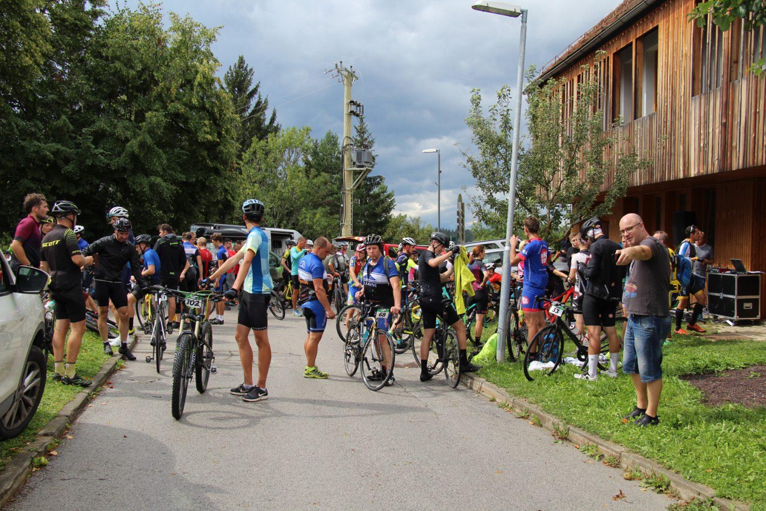 Preko 100 kolesarjev "skočilo na Strojno". Najhitrejši Rok Naglič