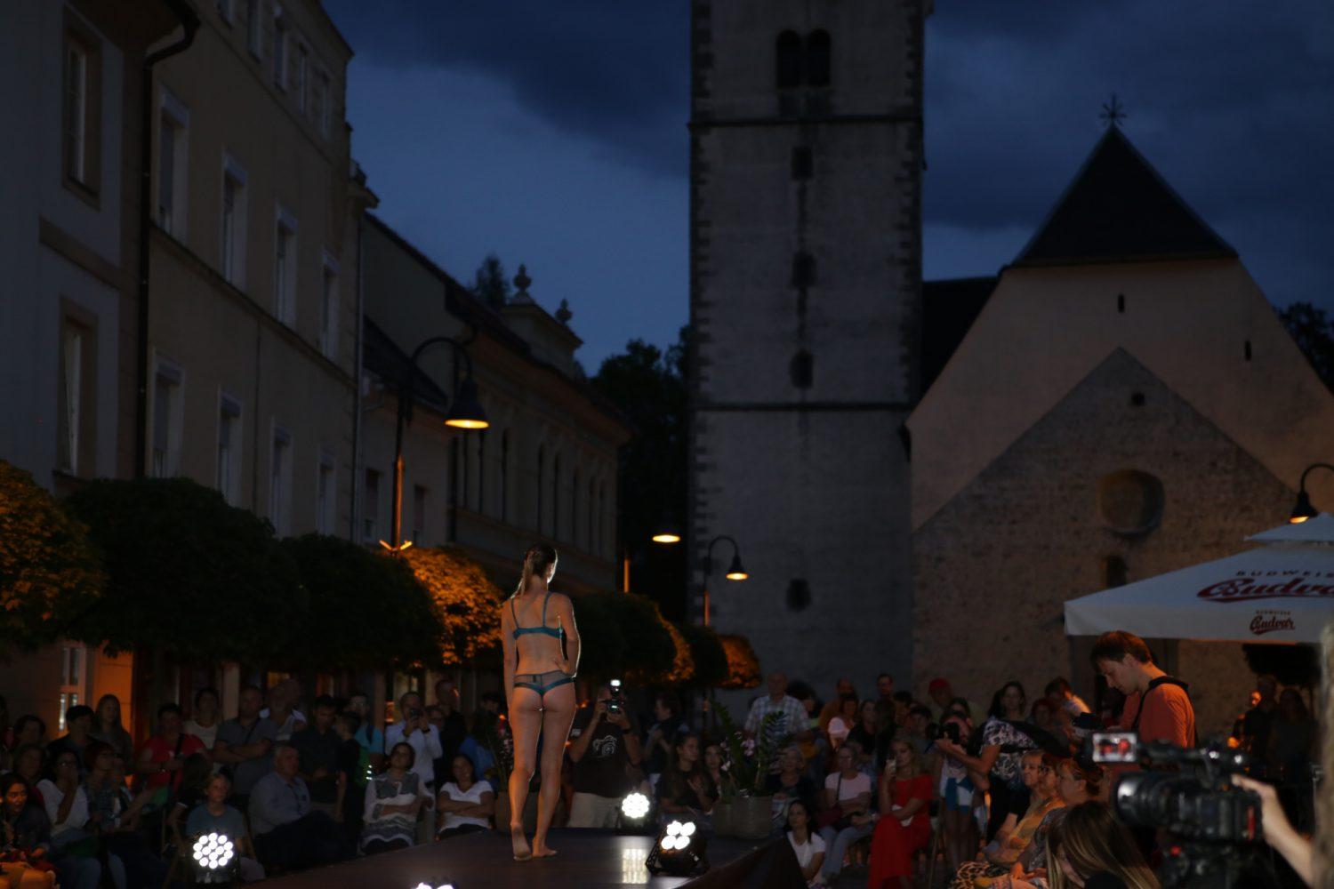 V Slovenj Gradcu z navdušenjem spremljali modno revijo v centru mesta