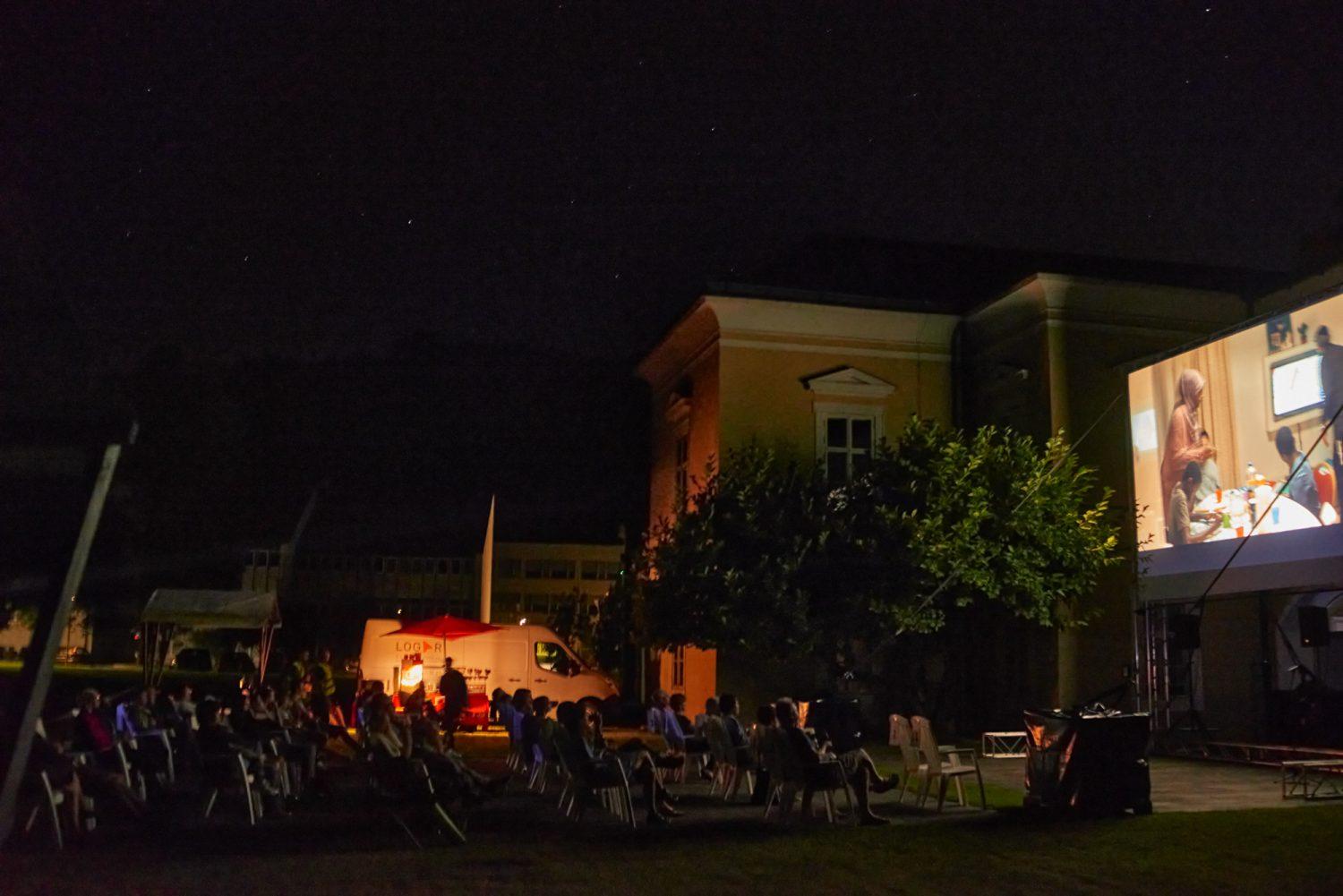 Kurja koža in pritajene solze: otvoritvena projekcija Filmskega tedna Evrope na Koroškem