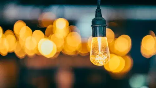 Vlada spreminja in podaljšuje regulacijo cen električne energije