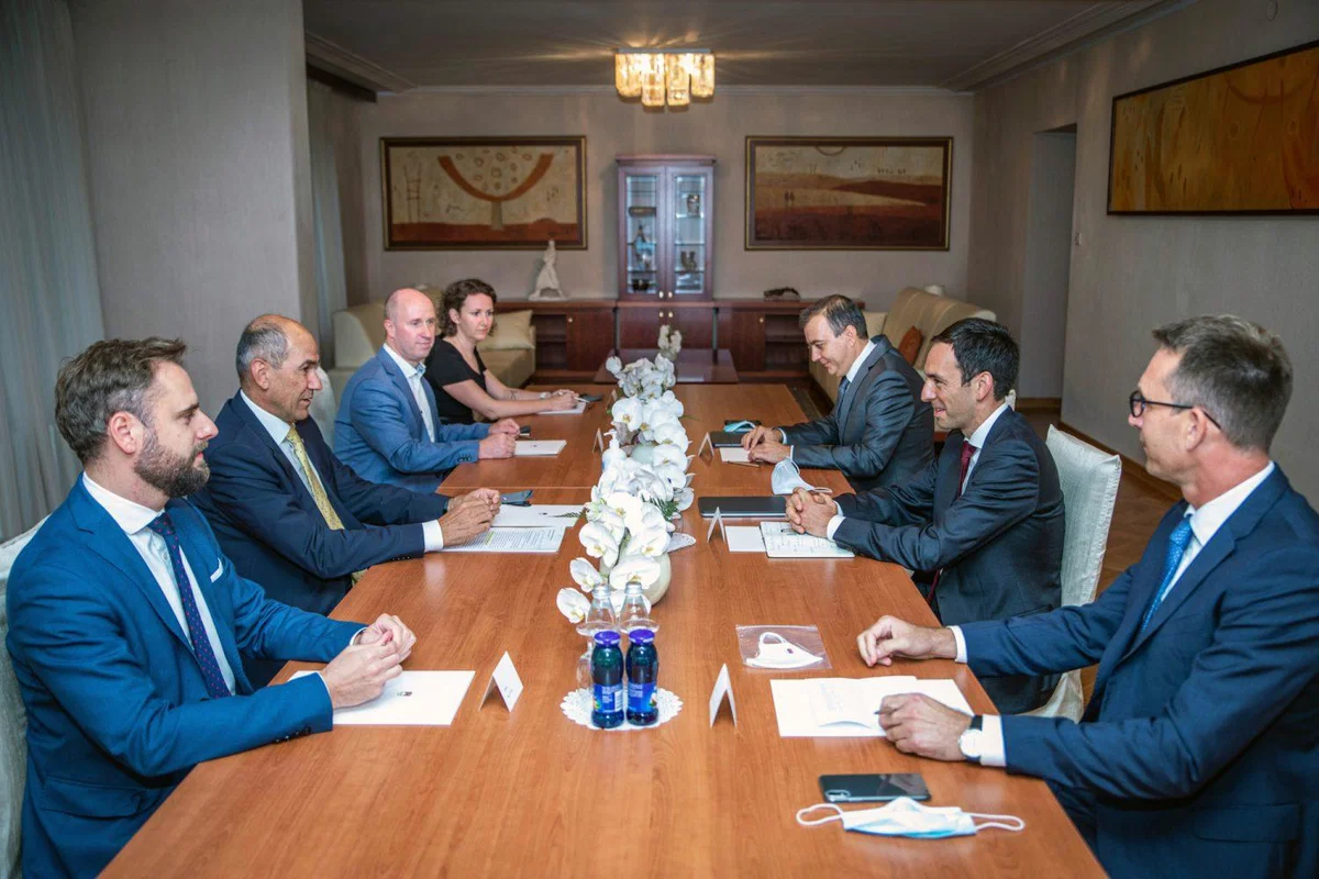 Janša s predstavniki Novartisa ob robu BSF tudi o konkurenčnosti v Sloveniji