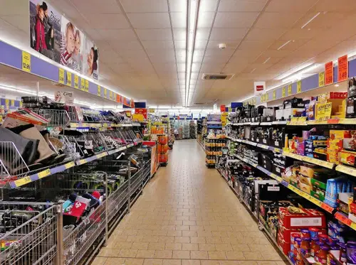 Vsi večji trgovci od nedeljah odprli svoje poslovalnice