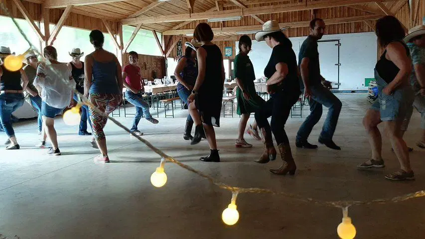 V Dravogradu brezplačna delavnica kavbojskega plesa v vrsti