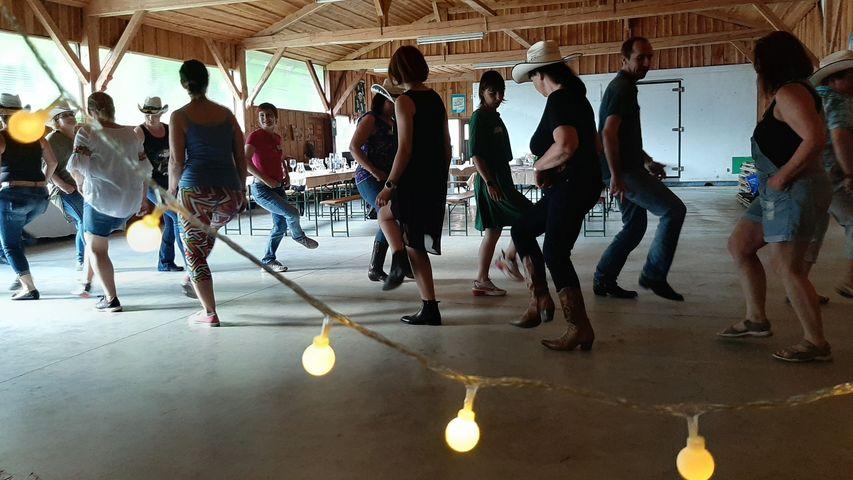 V Dravogradu brezplačna delavnica kavbojskega plesa v vrsti