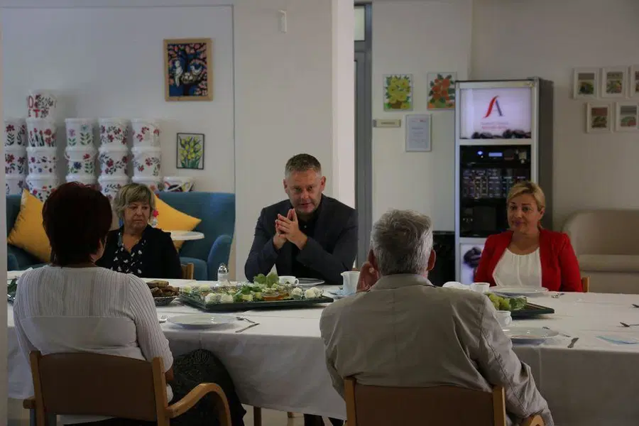 Slovenjgraški župan na poslovnem zajtrku v domu starostnikov