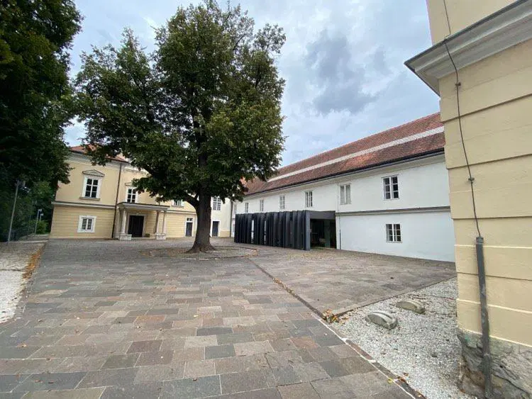 Domačinka Ivana Prislan se bo s svojim prvencem predstavila v ravenski knjižnici