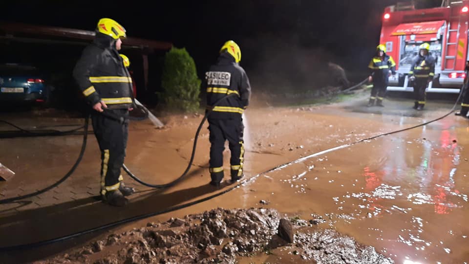 Meteorna voda je ogrožala stanovanjske objekte, sprožilo se je več plazov