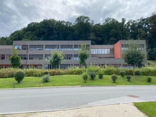 Srednja šola Ravne: Sodba v primeru razrešitve Ivanke Stopar še ni pravnomočna