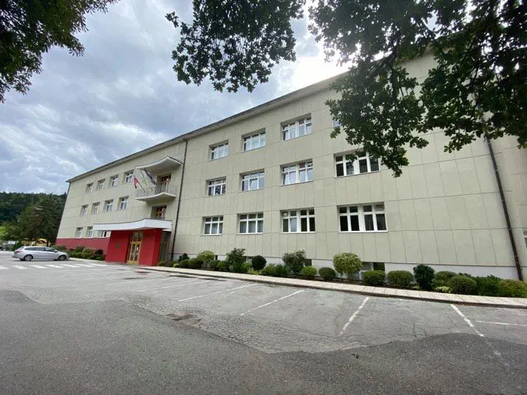 Na ravenski gimnaziji ob vrnitvi maturantov v šolo niso preverjali testov, saj dijakom zaupajo