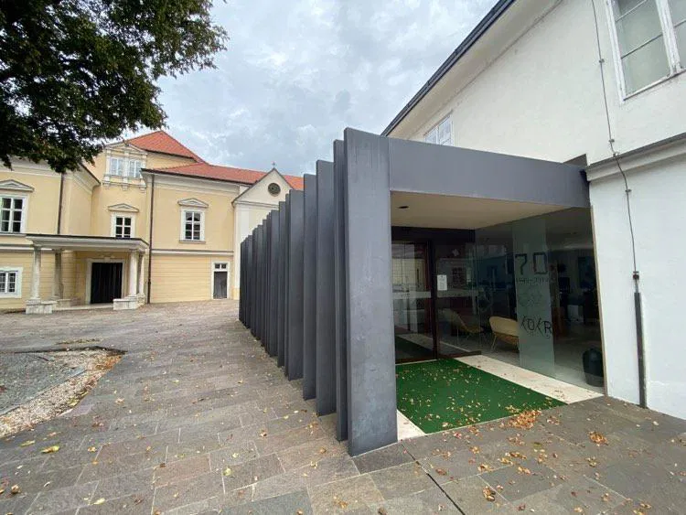 V osrednji knjižnici na Ravnah bo na ogled likovna razstava Društva upokojencev