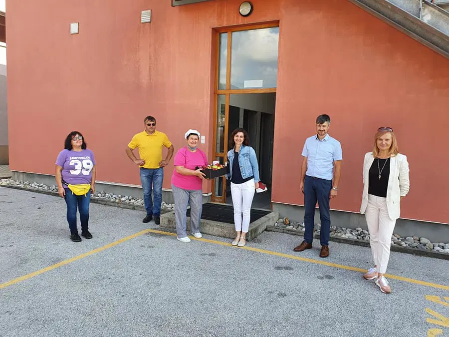 V Radljah prvo pridelano sadje v občinskem sadovnjaku podarili otrokom