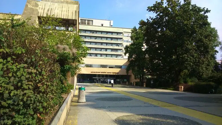 UKC Ljubljana širi covidne intenzivne postelje. Če ne bo druge možnosti, bodo ponovno morali zapirati redne programe