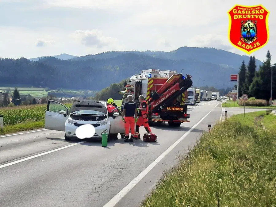 Na Muti trčili osebni vozili, dve osebi poškodovani