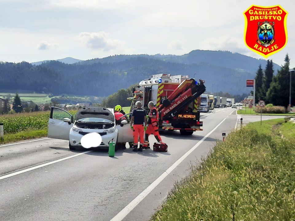 Na Muti trčili osebni vozili, dve osebi poškodovani