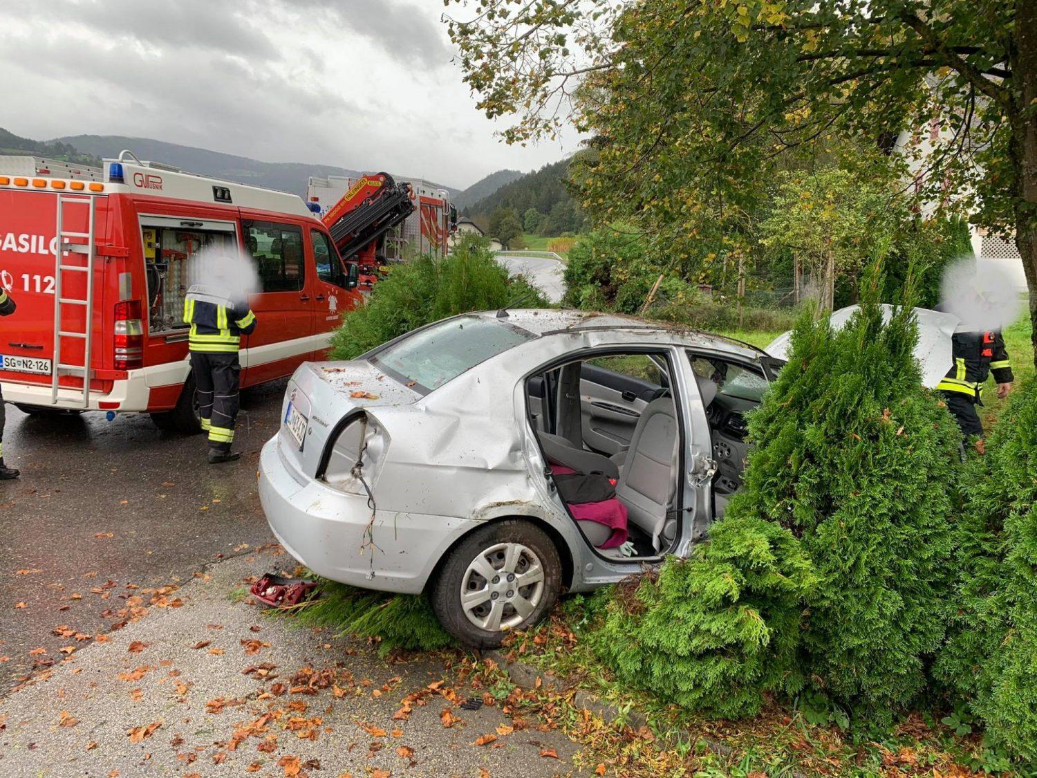 V petkovi prometni nesreči v Mislinji so se poškodovale tri osebe, ena huje