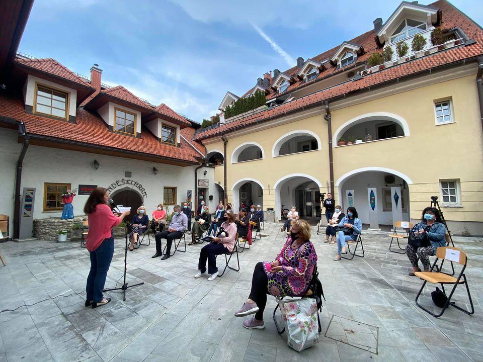 Svetovni rekorderki podarili dvosed in "zakvačkali" darilo za Večgeneracijski center