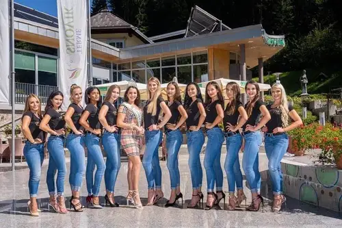 Med prvih šest na lepotnem tekmovanju tudi 23-letna Korošica