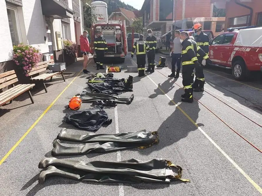 V Črni iz potoka rešili osebo in jo prepeljali v nadaljnjo zdravstveno oskrbo