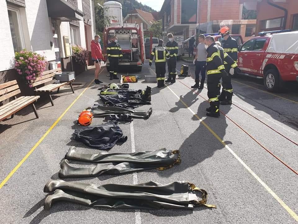 V Črni iz potoka rešili osebo in jo prepeljali v nadaljnjo zdravstveno oskrbo