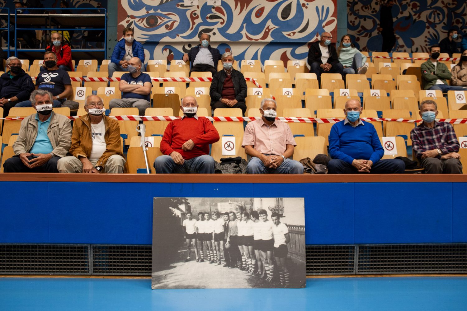 Rokometaši generacije 1963 po Železnikarjevi plaketi prejeli še darilo RK Slovenj Gradec 2011