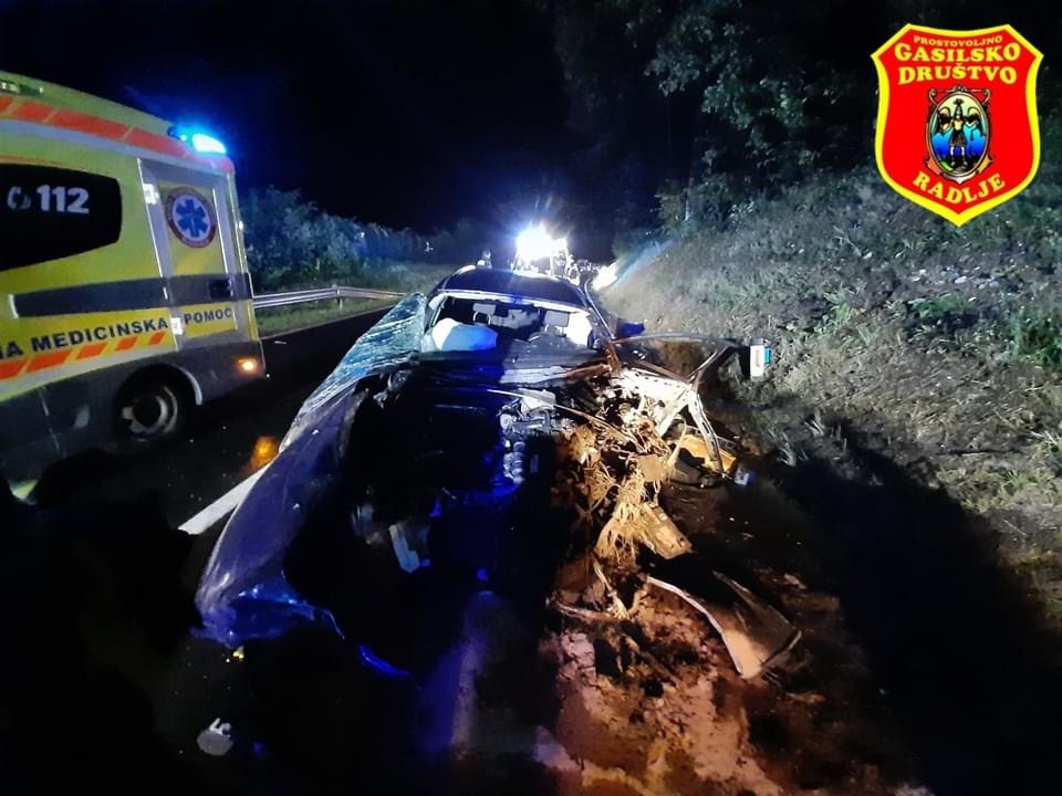 V petkovem čelnem trčenju na Muti hudo poškodovana mlajša moška