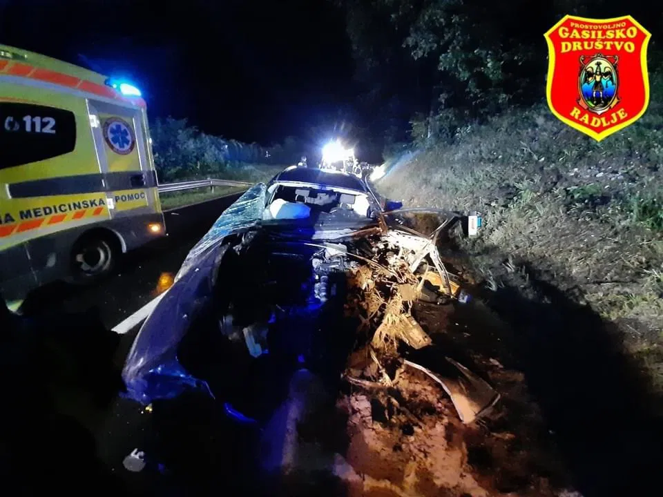 V petkovem čelnem trčenju na Muti hudo poškodovana mlajša moška