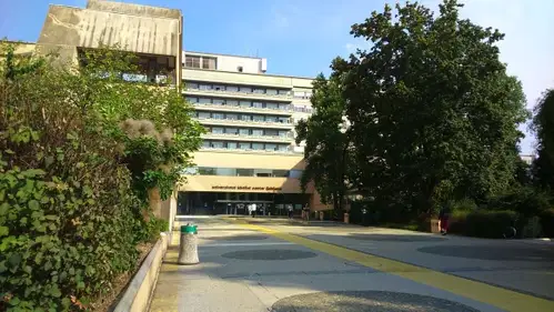 V UKC Ljubljana zaradi povišane telesne temperature in težav z dihanjem premestili malčka iz Slovenj Gradca
