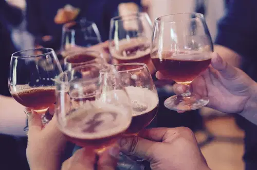 V času epidemije se je povečalo tveganje za čezmerno pitje alkohola