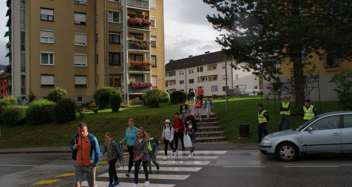 Za varno pot v šolo na Ravnah poskrbeli policisti, prostovoljci in župan