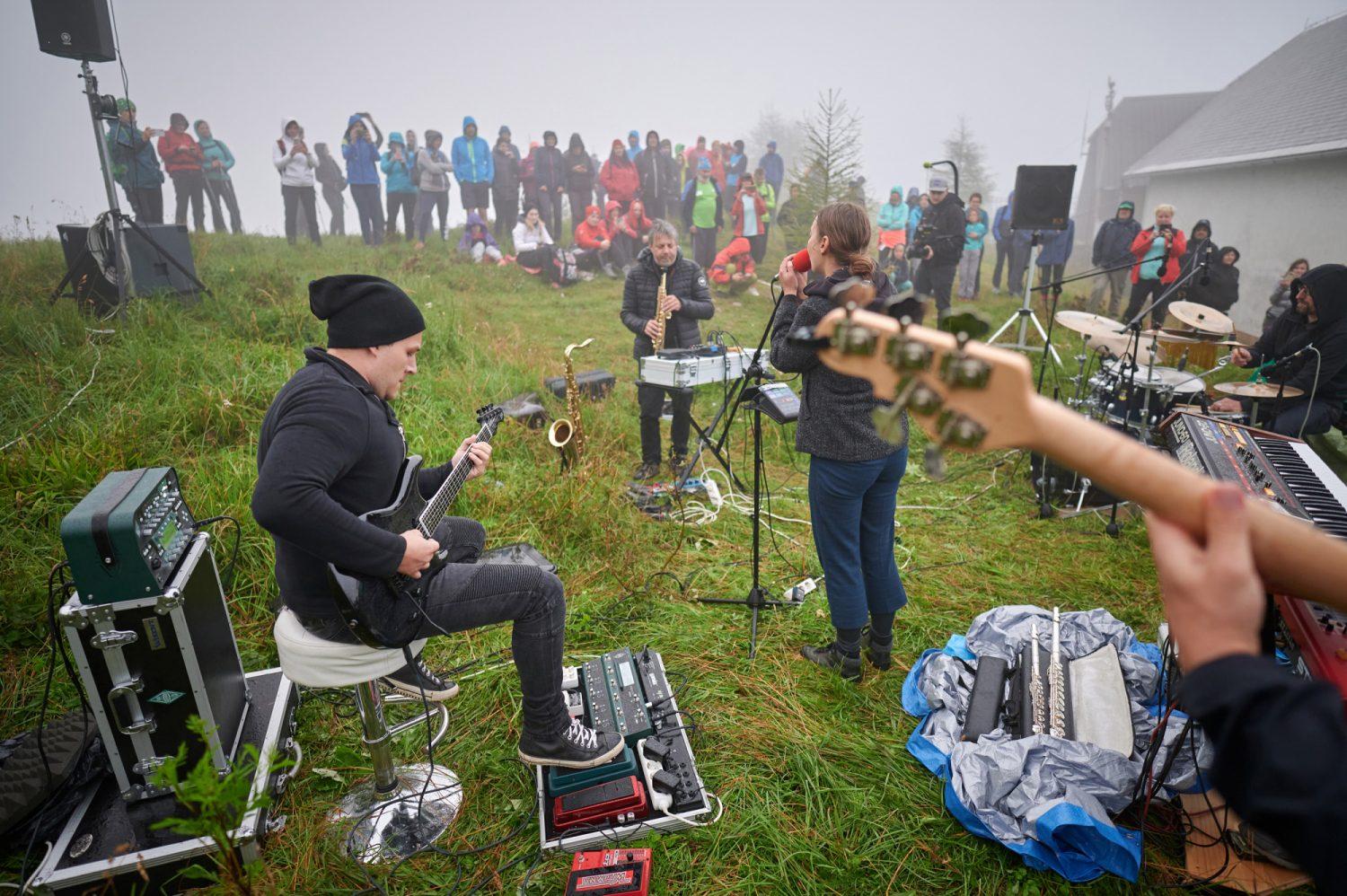 Več kot sto pohodnikov sončni vzhod na Uršlji gori pričakalo s koncertom zasedbe Jazoo