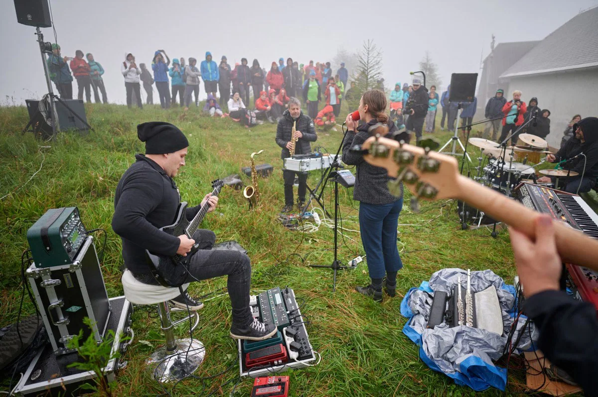 Več kot sto pohodnikov sončni vzhod na Uršlji gori pričakalo s koncertom zasedbe Jazoo