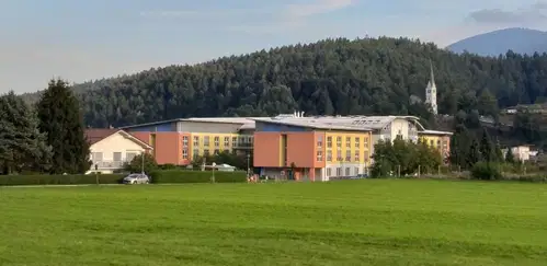 Nove okužbe v domu starejših na Prevaljah in v Črnečah