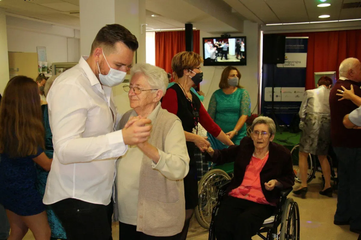 V slovenjgraškem domu starostnikov ob živi glasbi in svečanih oblekah praznovali 12. obletnico