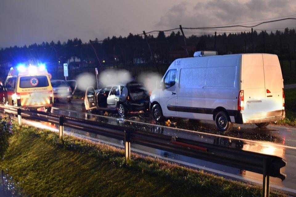Za sobotno verižno trčenje s hudimi poškodbami kriv 20-letni voznik kombija